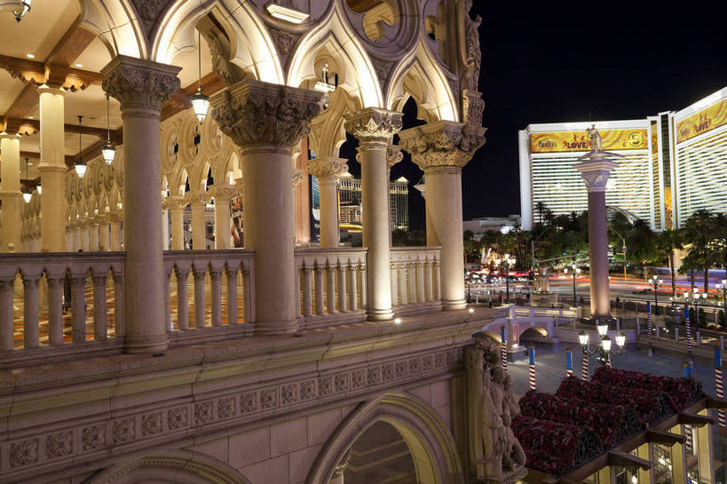 无人,横图,彩色,室外,旅游,度假,美景,名胜古迹,城市风光,标志建筑,城市,道路,地标,建筑,街道,酒店,路,夜景,公路,美国,遗迹,图片,景观,灯光,交通,辉煌,古迹,文物,娱乐,建设,古建筑,现代建筑,享受,休闲,旅游胜地,景色,放松,摄影,风光,北美,北美洲,文明,美洲,古文明,发展,内华达州,拉斯维加斯,北亚美利加洲,亚美利加洲,灯火辉煌,内华达,北美艾灌木丛州,产银之州,银山州,银之州,赌城,繁荣,拉斯韦加斯,克拉克县,马路,旅行,拉斯韦加斯大道,县治,美利坚合众国,金银岛酒店,bj174