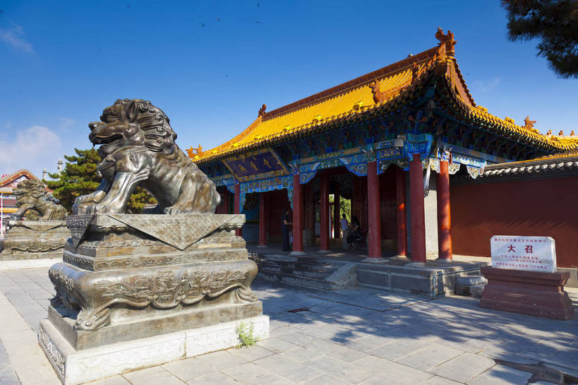 无人,寺庙,横图,彩色,室外,白天,旅游,度假,名胜古迹,门,标志建筑,地标,建筑,中国,亚洲,遗迹,雕像,图片,庭院,院子,古迹,文物,娱乐,建设,古建筑,历史建筑,蓝色,蓝天,天空,石狮,天,享受,休闲,旅游胜地,放松,蒙,摄影,宗教,中国文化,古文明,东亚,内蒙古,呼和浩特,首府,中华人民共和国,华北地区,内蒙古自治区,呼和浩特市,玉泉区,旅行,大召寺,传统文化,bj174