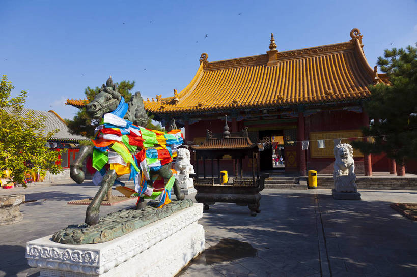 无人,寺庙,横图,彩色,室外,白天,旅游,度假,名胜古迹,标志建筑,地标,建筑,马,中国,亚洲,遗迹,雕像,图片,古迹,文物,娱乐,建设,古建筑,历史建筑,经幡,蓝色,蓝天,天空,石狮,天,享受,休闲,旅游胜地,放松,蒙,摄影,宗教,中国文化,古文明,东亚,内蒙古,呼和浩特,首府,中华人民共和国,华北地区,内蒙古自治区,呼和浩特市,玉泉区,旅行,大召寺,传统文化,bj174