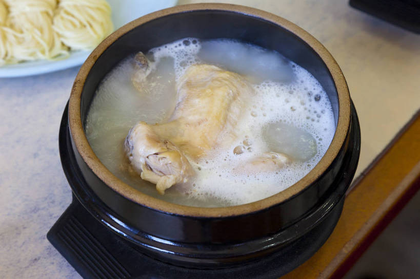 无人,横图,彩色,室内,特写,白天,旅游,烹饪,济州岛,韩国,石锅,图片,鸡肉,肉,汤,料理,食品,小菜,韩式,咸菜,菜肴,美食,肉类,食物,摄影,佳肴,韩国料理,肉食,韩国菜,韩式料理,鸡汤,韩国文化,旅行,传统文化,参鸡汤,bj174