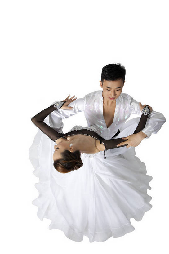 东方人,两个人,竖图,俯视,彩色,室内,白天,抠图,白色背景,侧面,时尚,跳舞,热情,合作,北京,中国,图片,旋转,长裙,健康,活力,可爱,美女,平衡,自信,摄影,青春,优雅,双人舞,优美,国标舞,舞蹈服,弹性,乐观,技能,男人,男性,年轻男性,年轻女性,女人,女性,亚洲人,中国人,年轻人,舞蹈演员,搂抱,全身,影棚拍摄,礼服,愉快,舞蹈,bj174