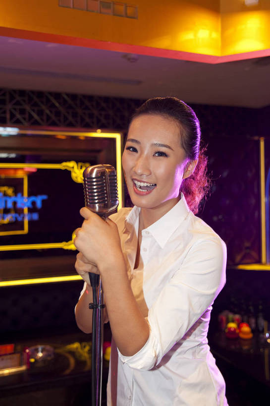 东方人,一个人,站,竖图,彩色,室内,白天,侧面,时尚,热情,房间,KTV,北京,中国,图片,豪华,享受,健康,休闲服,活力,可爱,美女,唱歌,摄影,生活方式,ktv包厢,包厢,麦克风,歌厅,包房,乐观,ktv包房,年轻女性,女人,女性,亚洲人,中国人,年轻人,半身,高兴,愉快,卡拉ok,奢华,bj174