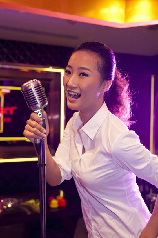 东方人,一个人,站,竖图,彩色,室内,白天,侧面,时尚,热情,房间,KTV,北京,中国,图片,豪华,享受,健康,休闲服,活力,可爱,美女,唱歌,摄影,生活方式,ktv包厢,包厢,麦克风,歌厅,包房,乐观,ktv包房,年轻女性,女人,女性,亚洲人,中国人,年轻人,半身,高兴,愉快,卡拉ok,奢华,bj174