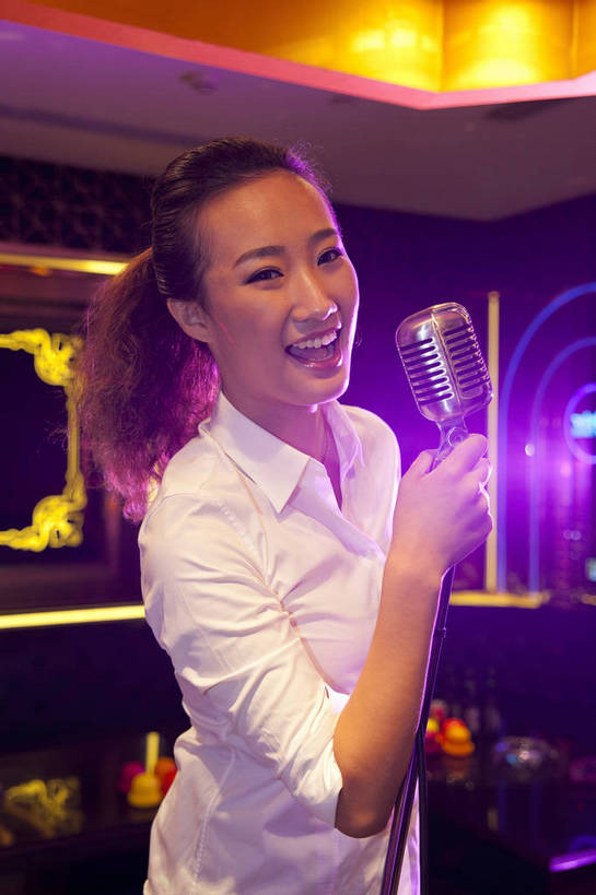 东方人,一个人,站,竖图,彩色,室内,白天,侧面,时尚,热情,房间,KTV,北京,中国,图片,豪华,享受,健康,休闲服,活力,可爱,美女,唱歌,摄影,生活方式,ktv包厢,包厢,麦克风,歌厅,包房,乐观,ktv包房,年轻女性,女人,女性,亚洲人,中国人,年轻人,半身,高兴,愉快,卡拉ok,奢华,bj174