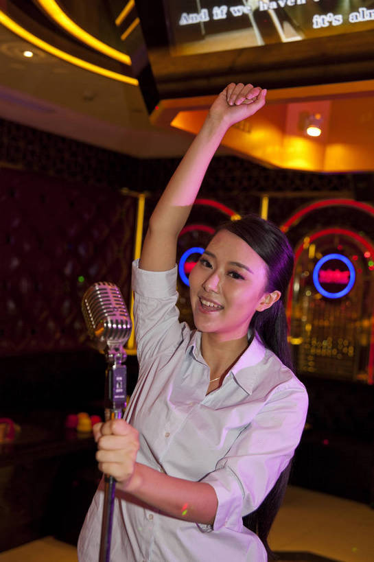 东方人,一个人,站,竖图,彩色,室内,白天,正面,时尚,热情,房间,KTV,北京,中国,图片,豪华,享受,健康,休闲服,活力,可爱,美女,唱歌,摄影,生活方式,ktv包厢,包厢,麦克风,歌厅,包房,乐观,ktv包房,年轻女性,女人,女性,亚洲人,中国人,年轻人,半身,高兴,愉快,卡拉ok,奢华,bj174
