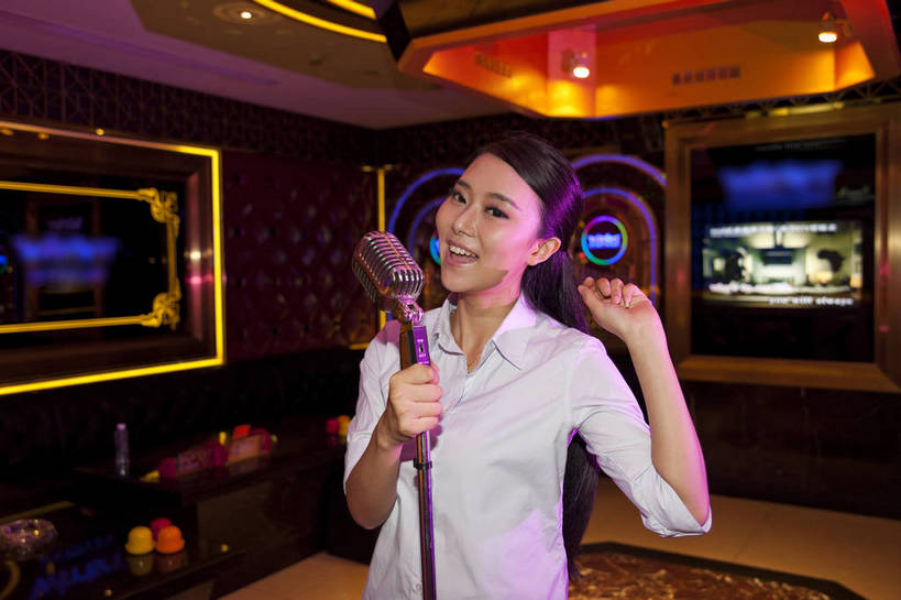 东方人,一个人,站,横图,彩色,室内,白天,正面,时尚,热情,房间,KTV,北京,中国,图片,豪华,享受,健康,休闲服,活力,可爱,美女,唱歌,摄影,生活方式,ktv包厢,包厢,麦克风,歌厅,包房,乐观,ktv包房,年轻女性,女人,女性,亚洲人,中国人,年轻人,半身,高兴,愉快,卡拉ok,奢华,bj174