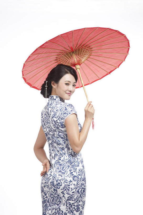 东方人,站,竖图,彩色,室内,白天,抠图,白色背景,民族服装,时尚,成功,北京,中国,仅一个人,旗袍,伞,图片,古典,传统,背面,撑伞,背影,成熟,可爱,美女,竖,自信,摄影,生活方式,青春,优雅,端庄,乐观,年轻女性,女人,女性,亚洲人,中国人,年轻人,半身,影棚拍摄,礼服,愉快,bj174