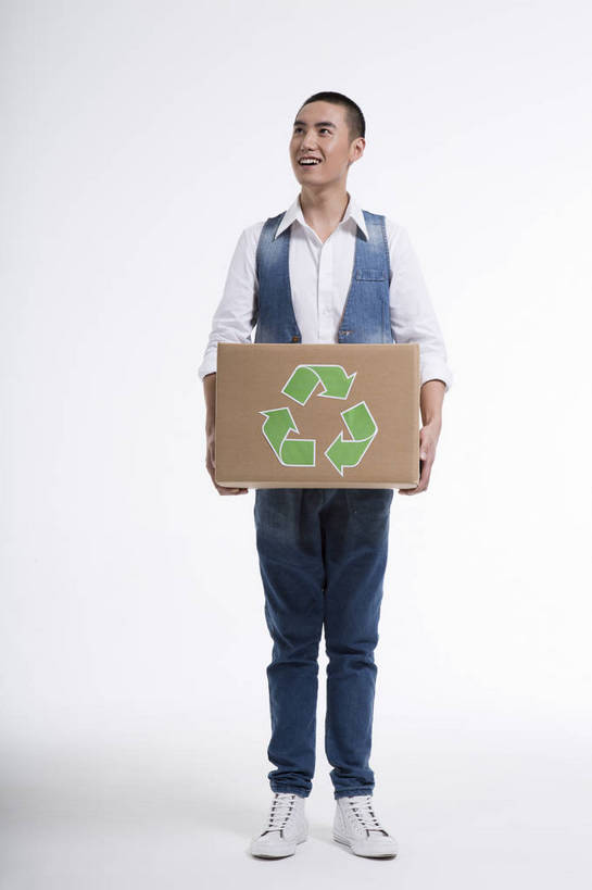 东方人,一个人,站,竖图,彩色,室内,白天,抠图,白色背景,正面,时尚,北京,中国,图片,纸箱,休闲,休闲服,活力,可爱,竖,摄影,生活方式,青春,牛仔装,乐观,男人,男性,年轻男性,亚洲人,中国人,年轻人,捧着,全身,影棚拍摄,高兴,愉快,bj174