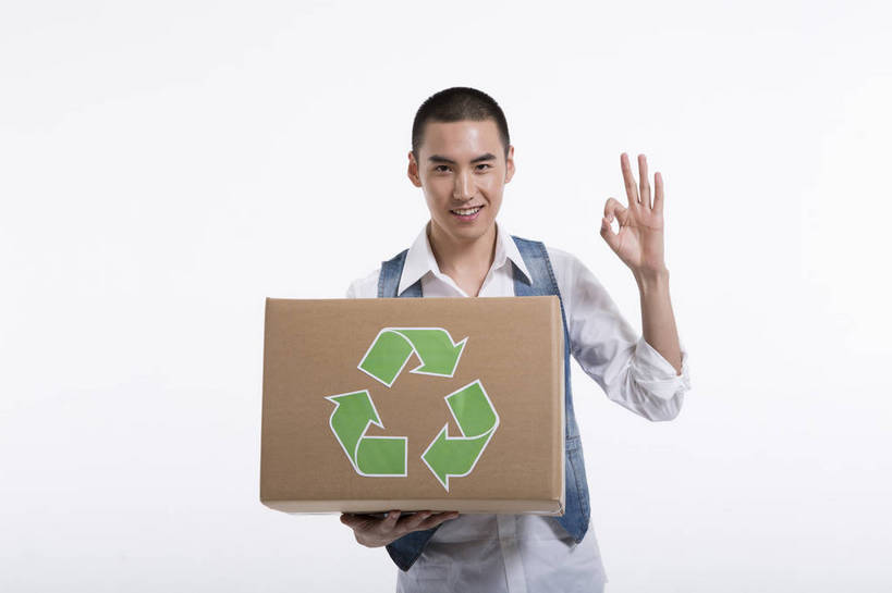 东方人,一个人,站,横图,彩色,室内,白天,抠图,白色背景,正面,时尚,北京,中国,图片,纸箱,休闲,休闲服,活力,可爱,竖,摄影,生活方式,青春,牛仔装,乐观,男人,男性,年轻男性,亚洲人,中国人,年轻人,捧着,半身,影棚拍摄,高兴,愉快,bj174