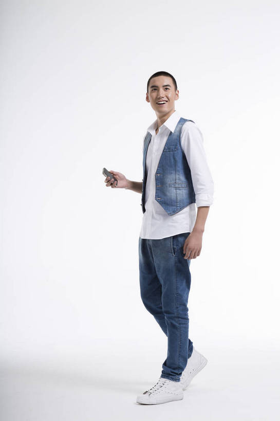 东方人,一个人,站,打电话,竖图,彩色,室内,白天,抠图,白色背景,侧面,时尚,手机,北京,中国,图片,休闲,休闲服,活力,可爱,竖,摄影,生活方式,青春,牛仔装,乐观,男人,男性,年轻男性,亚洲人,中国人,年轻人,全身,影棚拍摄,高兴,愉快,bj174