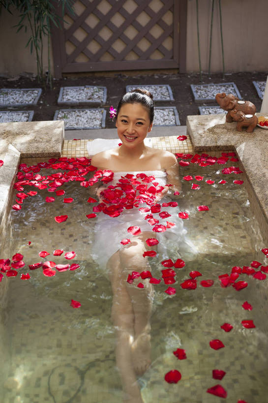 东方人,中年人,躺,竖图,彩色,室内,白天,正面,洗澡,时尚,温泉,浴室,北京,中国,仅一个人,图片,豪华,美丽,干净,清洁,享受,休闲,健康,放松,活力,可爱,美女,保健,花瓣澡,泡温泉,摄影,生活方式,优雅,卫生,乐观,泡汤,年轻女性,女人,女性,亚洲人,中国人,年轻人,全身,浴衣,沐浴,高兴,愉快,奢华,花瓣浴,bj174