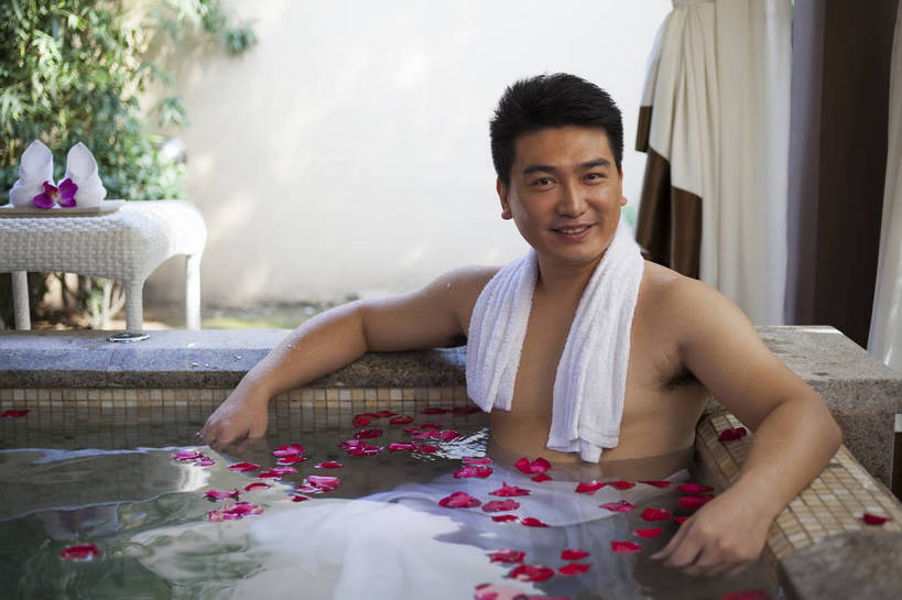 东方人,中年人,坐,微笑,横图,彩色,室内,白天,正面,洗澡,时尚,成功,温泉,浴室,北京,中国,仅一个人,图片,豪华,干净,清洁,享受,休闲,健康,成熟,放松,活力,自信,保健,花瓣澡,泡温泉,摄影,生活方式,卫生,精明,泡汤,男人,男性,中年男性,亚洲人,中国人,半身,浴衣,沐浴,愉快,奢华,花瓣浴,bj174