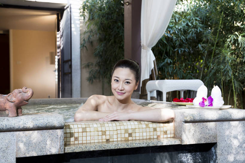 东方人,中年人,一个人,坐,横图,彩色,室内,白天,正面,洗澡,时尚,幸福,温泉,浴室,北京,中国,图片,豪华,美丽,干净,清洁,享受,休闲,健康,放松,活力,可爱,美女,美体,保健,花瓣澡,泡温泉,养生,摄影,生活方式,优雅,卫生,乐观,泡汤,年轻女性,女人,女性,亚洲人,中国人,年轻人,半身,浴衣,沐浴,高兴,愉快,奢华,花瓣浴,bj174