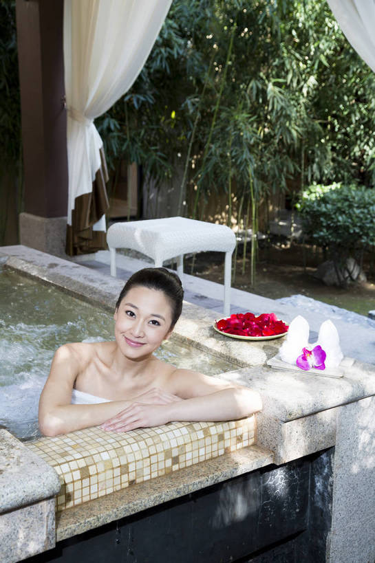 东方人,中年人,一个人,坐,竖图,彩色,室内,白天,正面,洗澡,时尚,幸福,温泉,浴室,北京,中国,图片,豪华,美丽,干净,清洁,享受,休闲,健康,放松,活力,可爱,美女,美体,保健,花瓣澡,泡温泉,养生,摄影,生活方式,优雅,卫生,乐观,泡汤,年轻女性,女人,女性,亚洲人,中国人,年轻人,半身,浴衣,沐浴,高兴,愉快,奢华,花瓣浴,bj174