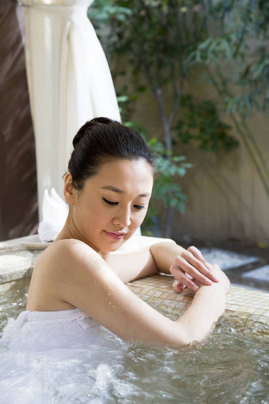 东方人,中年人,一个人,坐,竖图,彩色,室内,白天,侧面,洗澡,时尚,幸福,温泉,浴室,北京,中国,图片,豪华,美丽,干净,清洁,享受,休闲,健康,放松,活力,可爱,美女,美体,保健,花瓣澡,泡温泉,养生,摄影,生活方式,优雅,卫生,乐观,泡汤,年轻女性,女人,女性,亚洲人,中国人,年轻人,半身,浴衣,沐浴,高兴,愉快,奢华,花瓣浴,bj174