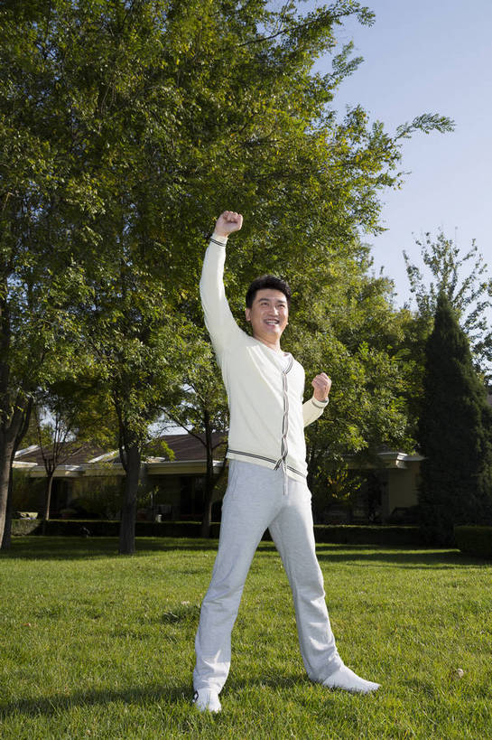 东方人,中年人,花园,站,竖图,彩色,室外,白天,侧面,锻炼,度假,时尚,成功,草地,北京,中国,仅一个人,伸展,图片,庭院,晨练,休闲,健康,休闲服,成熟,活力,自信,做操,摄影,生活方式,精明,男人,男性,中年男性,亚洲人,中国人,全身,愉快,奢华,bj174