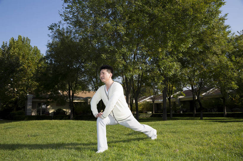 东方人,中年人,花园,站,横图,彩色,室外,白天,侧面,锻炼,度假,时尚,成功,草地,北京,中国,仅一个人,图片,庭院,晨练,休闲,健康,休闲服,成熟,活力,自信,压腿,做操,摄影,生活方式,精明,男人,男性,中年男性,亚洲人,中国人,全身,愉快,奢华,bj174