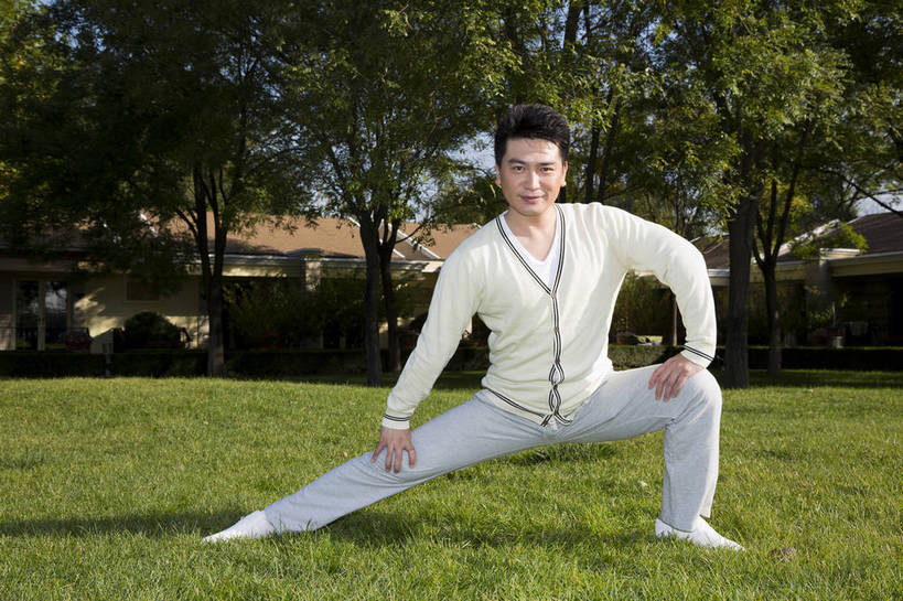 东方人,中年人,花园,站,横图,彩色,室外,白天,正面,锻炼,度假,时尚,成功,草地,北京,中国,仅一个人,图片,庭院,晨练,休闲,健康,休闲服,成熟,活力,自信,压腿,做操,摄影,生活方式,精明,男人,男性,中年男性,亚洲人,中国人,全身,愉快,奢华,bj174