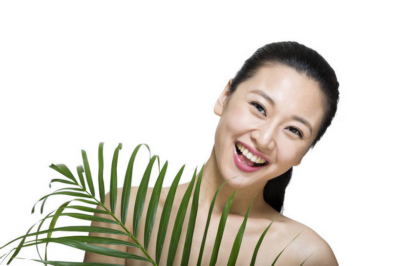 东方人,五官,脸,笑,横图,彩色,室内,特写,白天,留白,抠图,白色背景,正面,美容,时尚,植物,北京,中国,仅一个人,护肤,新鲜,图片,树叶,休闲,表情,成熟,可爱,美女,自信,摄影,头像,生活方式,精致,青春,优雅,肖像,乐观,年轻女性,女人,女性,亚洲人,中国人,年轻人,面部,叶,影棚拍摄,愉快,bj174