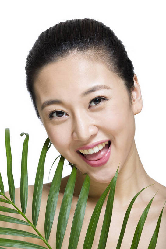 东方人,五官,脸,笑,竖图,彩色,室内,特写,白天,留白,抠图,白色背景,正面,美容,时尚,植物,北京,中国,仅一个人,护肤,新鲜,图片,树叶,休闲,表情,成熟,可爱,美女,自信,摄影,头像,生活方式,精致,青春,优雅,肖像,乐观,年轻女性,女人,女性,亚洲人,中国人,年轻人,面部,叶,影棚拍摄,愉快,bj174