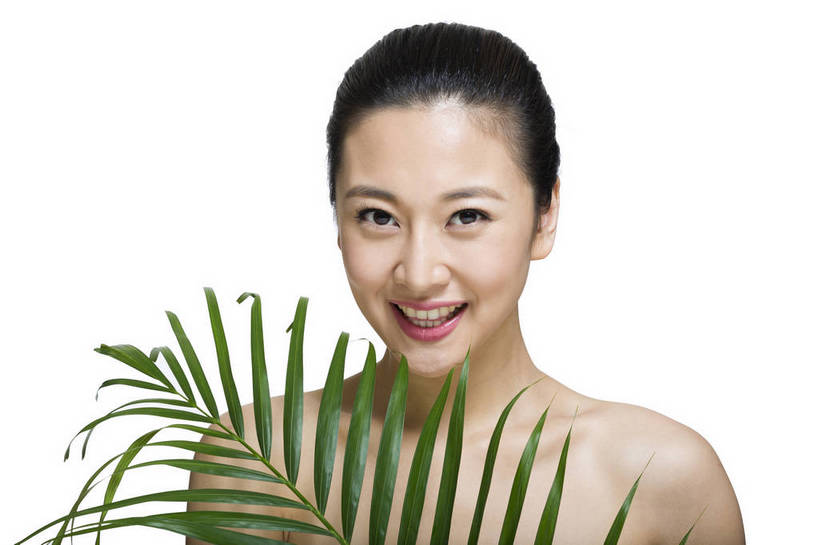 东方人,五官,脸,笑,横图,彩色,室内,特写,白天,留白,抠图,白色背景,正面,美容,时尚,植物,北京,中国,仅一个人,护肤,新鲜,图片,树叶,休闲,表情,成熟,可爱,美女,自信,摄影,头像,生活方式,精致,青春,优雅,肖像,乐观,年轻女性,女人,女性,亚洲人,中国人,年轻人,面部,叶,影棚拍摄,愉快,bj174