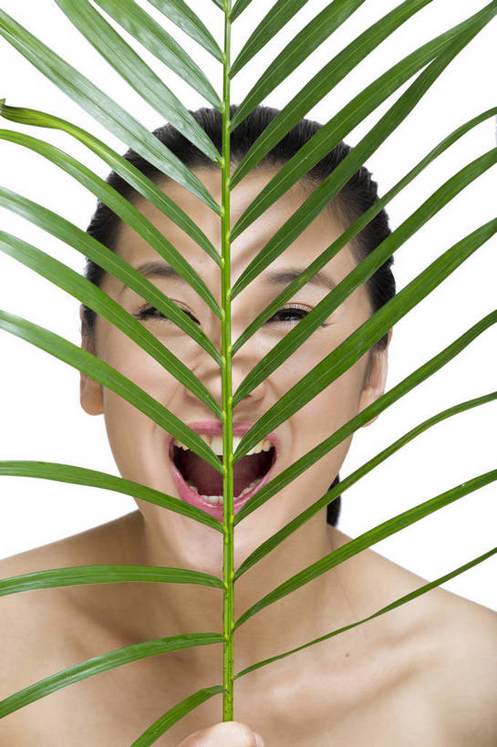 东方人,五官,脸,笑,竖图,彩色,室内,特写,白天,留白,抠图,白色背景,正面,美容,时尚,植物,北京,中国,仅一个人,护肤,新鲜,图片,树叶,休闲,表情,成熟,可爱,美女,自信,摄影,头像,生活方式,精致,青春,优雅,肖像,乐观,年轻女性,女人,女性,亚洲人,中国人,年轻人,面部,叶,影棚拍摄,愉快,bj174