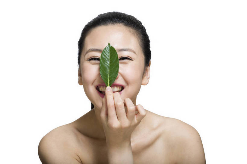 东方人,五官,脸,笑,横图,彩色,室内,特写,白天,留白,抠图,白色背景,正面,美容,时尚,北京,中国,仅一个人,一片,护肤,新鲜,图片,树叶,休闲,表情,成熟,可爱,美女,自信,摄影,头像,生活方式,精致,青春,优雅,肖像,乐观,年轻女性,女人,女性,亚洲人,中国人,年轻人,面部,叶,影棚拍摄,愉快,bj174