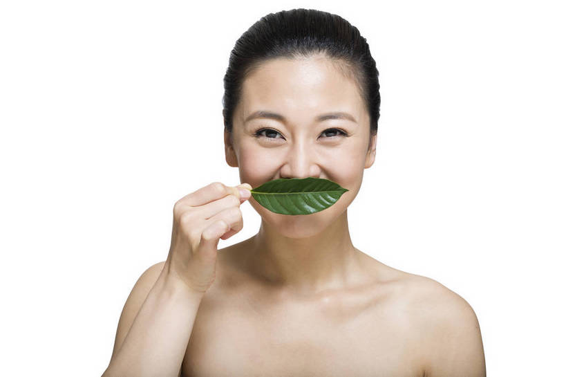 东方人,五官,脸,笑,横图,彩色,室内,特写,白天,留白,抠图,白色背景,正面,美容,时尚,北京,中国,仅一个人,护肤,新鲜,图片,树叶,休闲,表情,成熟,可爱,美女,自信,摄影,头像,生活方式,精致,青春,优雅,肖像,乐观,年轻女性,女人,女性,亚洲人,中国人,年轻人,面部,叶,影棚拍摄,愉快,bj174