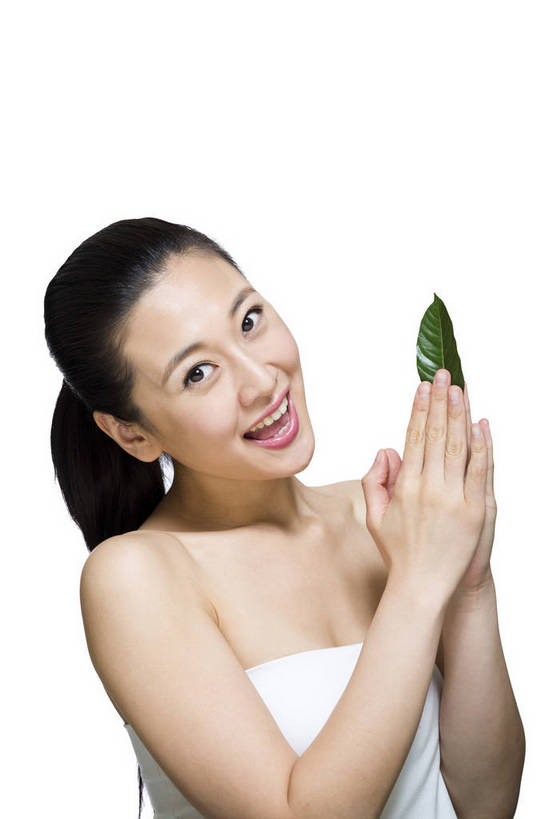 东方人,五官,脸,笑,竖图,彩色,室内,特写,白天,留白,抠图,白色背景,侧面,美容,时尚,北京,中国,仅一个人,护肤,新鲜,图片,树叶,休闲,表情,成熟,可爱,美女,自信,摄影,生活方式,精致,青春,优雅,乐观,年轻女性,女人,女性,亚洲人,中国人,年轻人,面部,叶,半身,影棚拍摄,愉快,bj174