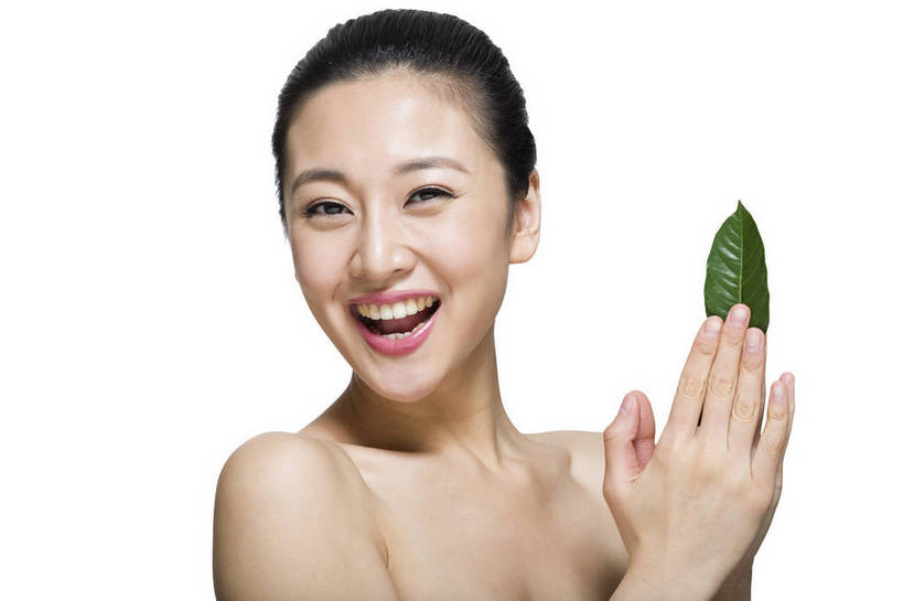 东方人,五官,脸,笑,横图,彩色,室内,特写,白天,留白,抠图,白色背景,侧面,美容,时尚,北京,中国,仅一个人,护肤,新鲜,图片,树叶,休闲,表情,成熟,可爱,美女,自信,摄影,头像,生活方式,精致,青春,优雅,肖像,乐观,年轻女性,女人,女性,亚洲人,中国人,年轻人,面部,叶,影棚拍摄,愉快,bj174