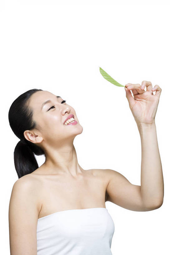 东方人,五官,脸,笑,竖图,彩色,室内,特写,白天,留白,抠图,白色背景,侧面,美容,时尚,北京,中国,仅一个人,护肤,新鲜,图片,树叶,休闲,表情,成熟,可爱,美女,自信,摄影,头像,生活方式,精致,青春,优雅,肖像,乐观,年轻女性,女人,女性,亚洲人,中国人,年轻人,面部,叶,影棚拍摄,愉快,bj174