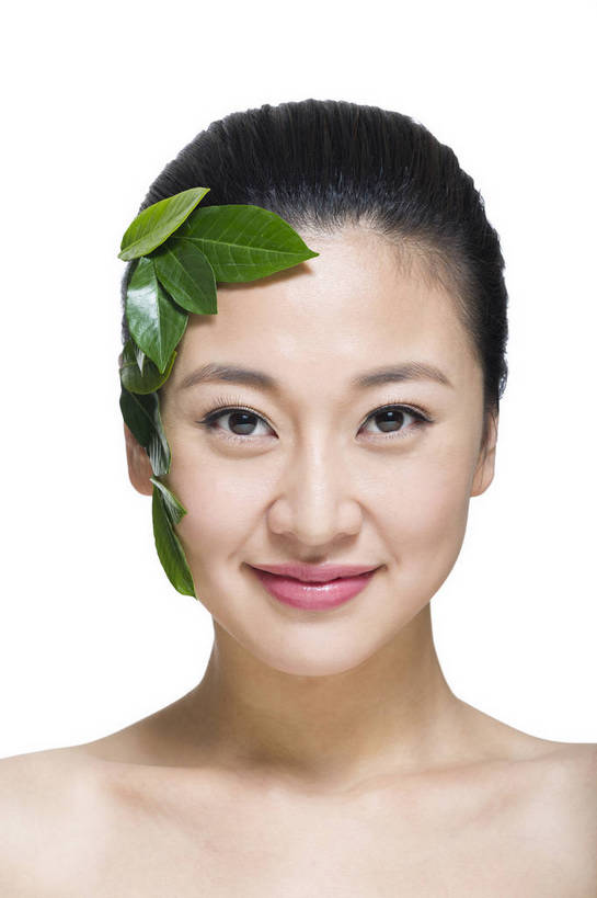 东方人,五官,脸,微笑,竖图,彩色,室内,特写,白天,留白,抠图,白色背景,正面,美容,时尚,北京,中国,仅一个人,护肤,头饰,图片,树叶,休闲,表情,成熟,可爱,美女,自信,摄影,头像,生活方式,精致,青春,优雅,肖像,乐观,年轻女性,女人,女性,亚洲人,中国人,年轻人,面部,影棚拍摄,愉快,bj174