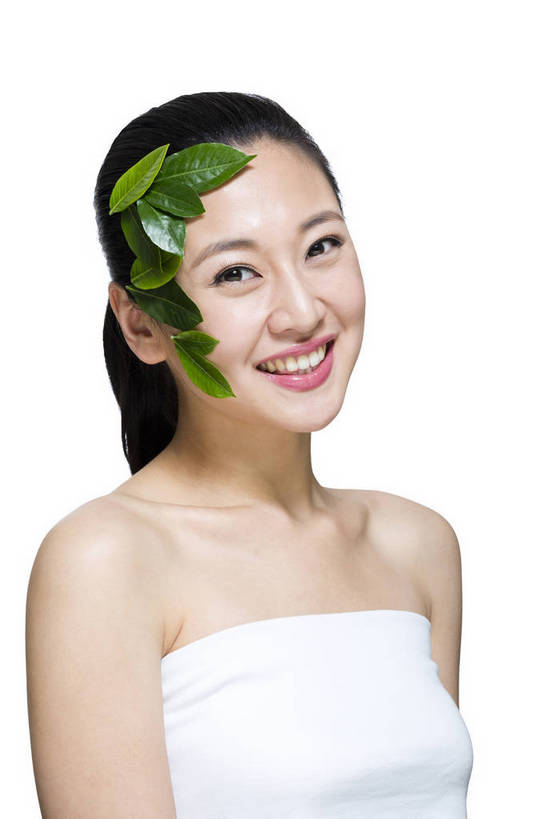 东方人,五官,脸,微笑,竖图,彩色,室内,特写,白天,留白,抠图,白色背景,侧面,美容,时尚,北京,中国,仅一个人,护肤,头饰,图片,树叶,休闲,表情,成熟,可爱,美女,自信,摄影,生活方式,精致,青春,优雅,乐观,年轻女性,女人,女性,亚洲人,中国人,年轻人,面部,半身,影棚拍摄,愉快,bj174