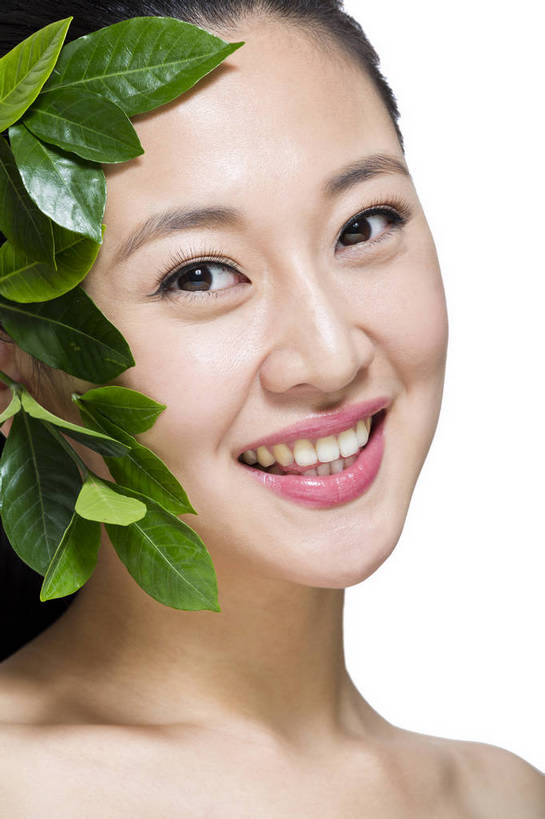 东方人,五官,脸,微笑,竖图,彩色,室内,特写,白天,留白,抠图,白色背景,侧面,美容,时尚,北京,中国,仅一个人,护肤,头饰,图片,树叶,休闲,表情,成熟,可爱,美女,自信,摄影,头像,生活方式,精致,青春,优雅,肖像,乐观,年轻女性,女人,女性,亚洲人,中国人,年轻人,面部,影棚拍摄,愉快,bj174