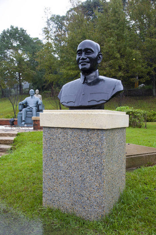 无人,花园,竖图,彩色,室外,白天,旅游,度假,草坪,名胜古迹,标志建筑,地标,建筑,雕塑,台湾,中国,亚洲,遗迹,雕像,图片,纪念碑,建筑群,古典,古迹,文物,娱乐,建设,古建筑,享受,休闲,旅游胜地,放松,摄影,蒋介石,纪念堂,文明,中国文化,古文明,东亚,桃园县,港澳台,中华人民共和国,台湾省,旅行,慈湖,大溪镇,桃园,台,蒋建丰,蒋经国,bj174