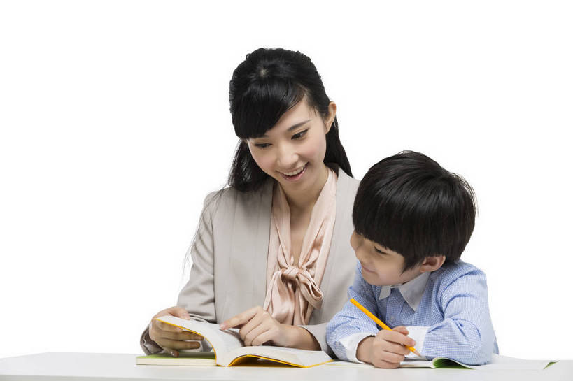 东方人,儿童,中年人,两个人,学生,教师,站,坐,微笑,横图,彩色,室内,白天,留白,抠图,白色背景,正面,看书,快乐,幸福,北京,中国,写字,学习,正装,图片,教育,外套,小孩,课桌,书本,站着,校服,放松,可爱,美女,童年,童趣,自信,帮助,讲解,摄影,成长,希望,爱护,好奇,未来,女教师,成就,关爱,辅导,乐观,传授,认真,天真,自豪,男孩,男人,男性,年轻女性,女人,女性,亚洲人,中国人,孩子,年轻人,站立,半身,影棚拍摄,男生,师生,小学生,bj174
