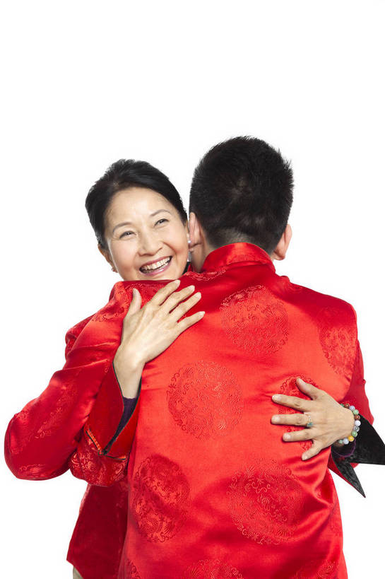 东方人,中年人,老年人,两个人,家庭,站,微笑,竖图,彩色,室内,白天,留白,抠图,白色背景,正面,民族服装,时尚,幸福,北京,中国,春节,新年,节日,庆祝,图片,文化,老人,背面,庆典,和谐,温馨,喜庆,母子,放松,摄影,生活方式,纪念,和睦,亲近,亲情,合家欢,欢聚一堂,乐观,老年女性,男人,男性,年轻男性,女人,女性,中年男性,亚洲人,中国人,年轻人,拥抱,半身,影棚拍摄,礼服,欢乐,红衣,唐装,传统节日,bj174