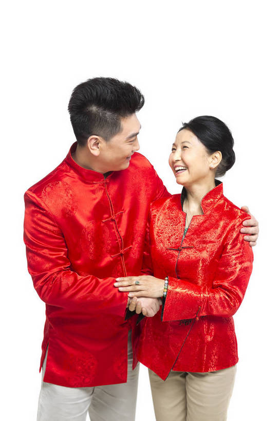 东方人,中年人,老年人,两个人,家庭,站,微笑,竖图,彩色,室内,白天,留白,抠图,白色背景,正面,侧面,民族服装,时尚,幸福,北京,中国,春节,新年,节日,庆祝,图片,文化,老人,庆典,和谐,温馨,喜庆,母子,放松,摄影,生活方式,纪念,和睦,亲近,亲情,问候,合家欢,欢聚一堂,乐观,老年女性,男人,男性,年轻男性,女人,女性,中年男性,亚洲人,中国人,年轻人,半身,影棚拍摄,礼服,欢乐,红衣,唐装,传统节日,bj174