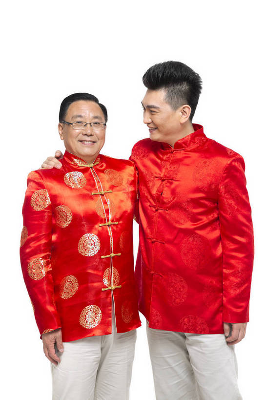 东方人,中年人,老年人,两个人,家庭,站,微笑,竖图,彩色,室内,白天,留白,抠图,白色背景,正面,民族服装,时尚,幸福,北京,中国,春节,新年,节日,庆祝,图片,文化,老人,庆典,和谐,温馨,喜庆,父子,放松,摄影,生活方式,纪念,和睦,亲近,亲情,合家欢,欢聚一堂,乐观,老年男性,男人,男性,年轻男性,中年男性,亚洲人,中国人,年轻人,半身,影棚拍摄,礼服,欢乐,红衣,唐装,传统节日,bj174