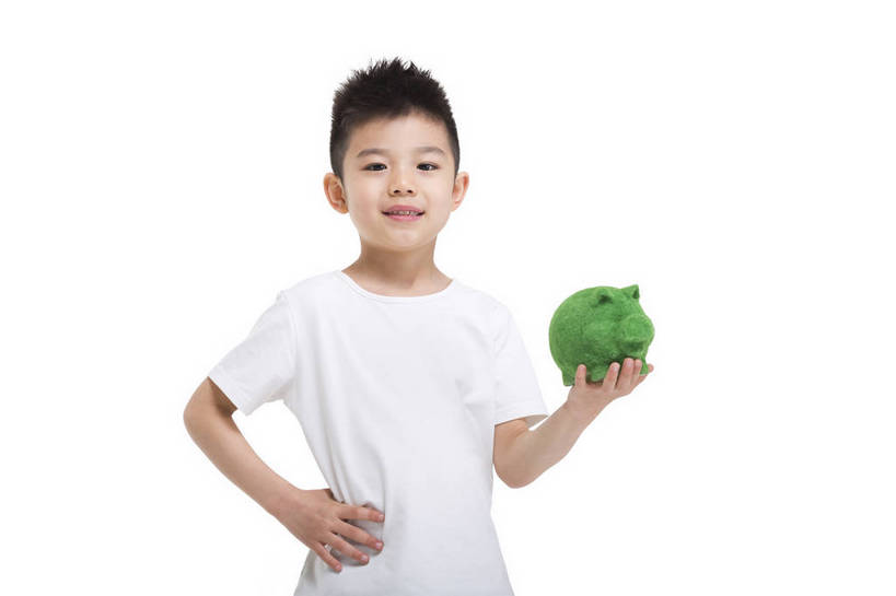 东方人,儿童,站,捧,微笑,横图,彩色,室内,白天,留白,抠图,白色背景,正面,时尚,快乐,幸福,北京,中国,仅一个人,服装,环保,图片,小猪,小孩,衣服,绿色,白色,模型,站着,健康,储蓄罐,放松,可爱,童年,童趣,储蓄,理财,摄影,服饰,生活方式,成长,希望,好奇,未来,衣着,穿着,宣传,乐观,衣饰,节约,天真,男孩,男人,男性,亚洲人,中国人,孩子,站立,半身,影棚拍摄,愉快,男生,bj174