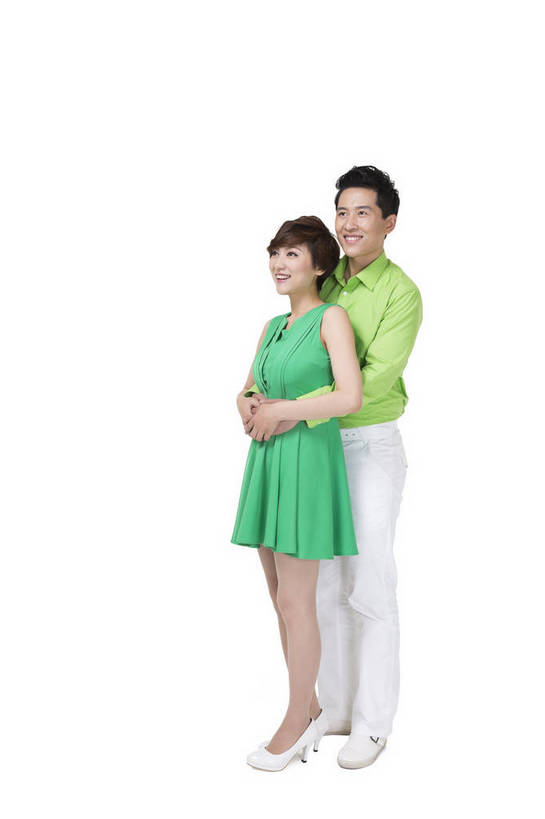 东方人,中年人,两个人,家庭,夫妻,站,微笑,竖图,彩色,室内,白天,留白,抠图,白色背景,侧面,裙子,时尚,幸福,北京,中国,环保,图片,绿色,健康,放松,美女,亲密,摄影,生活方式,靠近,亲近,亲情,宣传,乐观,男人,男性,年轻男性,年轻女性,女人,女性,亚洲人,中国人,年轻人,情侣,搂,全身,影棚拍摄,爱,欢乐,愉快,bj174