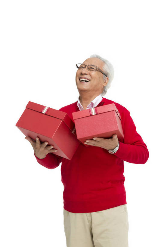 东方人,老年人,一个人,站,微笑,竖图,彩色,室内,白天,留白,抠图,白色背景,正面,时尚,幸福,礼盒,北京,中国,春节,新年,节日,庆祝,图片,纸盒,文化,老人,仅一个老年男性,庆典,健康,喜庆,展示,放松,摄影,生活方式,纪念,慈祥,乐观,和善,老年男性,男人,男性,亚洲人,中国人,捧着,半身,影棚拍摄,欢乐,红衣,传统节日,bj174