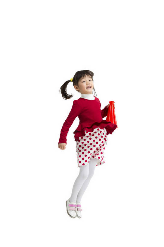 东方人,儿童,站,跳,微笑,竖图,彩色,室内,白天,留白,抠图,白色背景,侧面,民族服装,裙子,时尚,快乐,幸福,北京,中国,春节,新年,仅一个人,连衣裙,节日,庆祝,图片,文化,喇叭,小孩,小女孩,话筒,吹,站着,庆典,喜庆,放松,可爱,童年,童趣,摄影,生活方式,成长,纪念,希望,好奇,未来,传声筒,乐观,蹦,蹦跳,天真,男孩,男人,男性,女孩,女人,女性,亚洲人,中国人,孩子,跳跃,玩耍,站立,全身,影棚拍摄,礼服,唐装,男生,传统节日,bj174