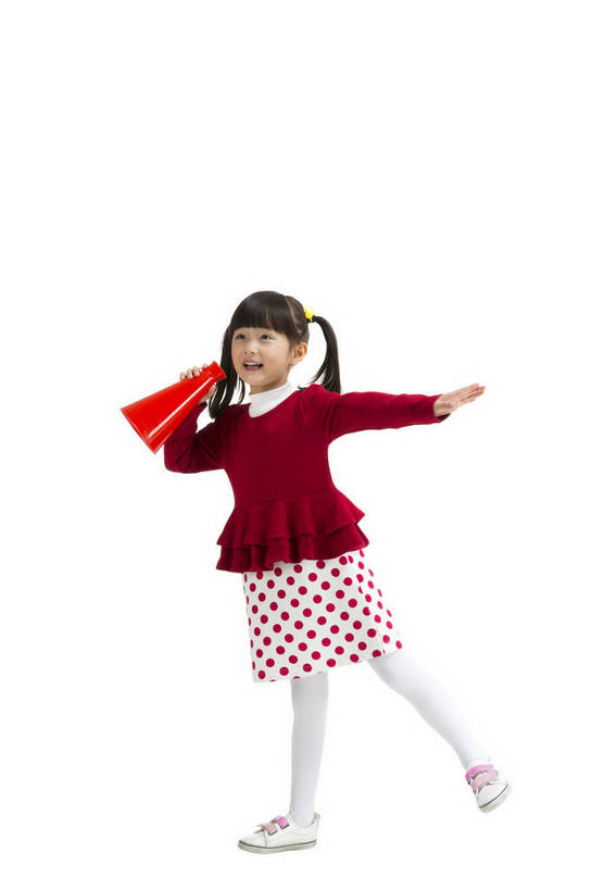 东方人,儿童,站,跳,微笑,竖图,彩色,室内,白天,留白,抠图,白色背景,侧面,民族服装,裙子,时尚,快乐,幸福,北京,中国,春节,新年,仅一个人,连衣裙,节日,庆祝,图片,文化,喇叭,小孩,小女孩,话筒,吹,站着,庆典,喜庆,放松,可爱,童年,童趣,摄影,生活方式,成长,纪念,希望,好奇,未来,传声筒,乐观,蹦,蹦跳,天真,男孩,男人,男性,女孩,女人,女性,亚洲人,中国人,孩子,跳跃,玩耍,站立,全身,影棚拍摄,礼服,唐装,男生,传统节日,bj174