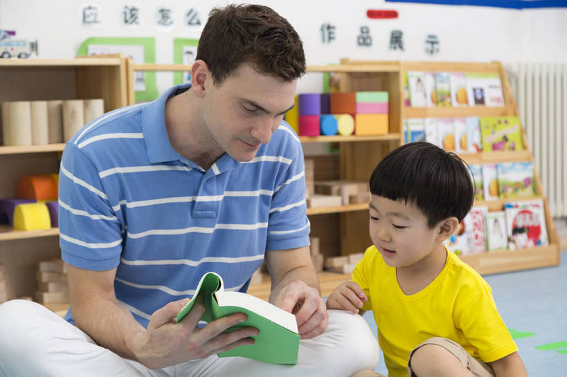 东方人,西方人,婴儿,儿童,中年人,两个人,伙伴,教师,坐,盘腿,横图,彩色,室内,白天,正面,快乐,友谊,幸福,纯洁,合作,柜子,玩具,北京,中国,欧洲人,图片,教育,听,小孩,背景墙,书本,教室,放松,可爱,童年,童趣,外教,幼儿园,摄影,活泼,成长,希望,好奇,未来,学前教育,同伴,宝宝,讲课,纯真,烂漫,无邪,乐观,卡通画,伶俐,认真,天真,友情,男孩,男人,男性,年轻男性,美国人,亚洲人,中国人,孩子,年轻人,盘腿而坐,盘膝,盘着腿的,盘着腿坐,双腿交叉,坐着,半身,男生,师生,bj174