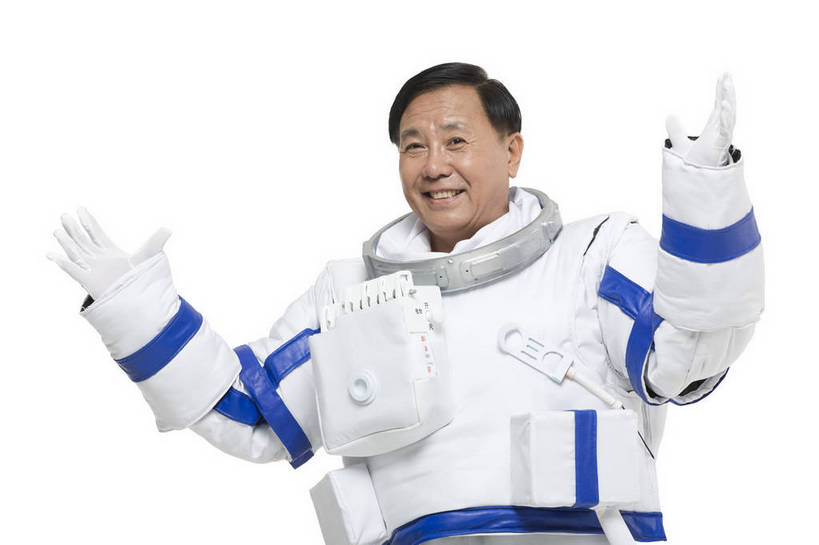 东方人,中年人,一个人,宇航员,飞行员,站,微笑,横图,彩色,室内,白天,留白,抠图,白色背景,侧面,探险,信心,技术,航天,高科技,科技,北京,中国,仅一个男性,宇航服,科学,图片,挥手,探索,自信,摄影,科学技术,未来,太空服,成就,航天员,梦想,太空人,男人,男性,中年男性,亚洲人,中国人,张开双臂,半身,影棚拍摄,愉快,bj174