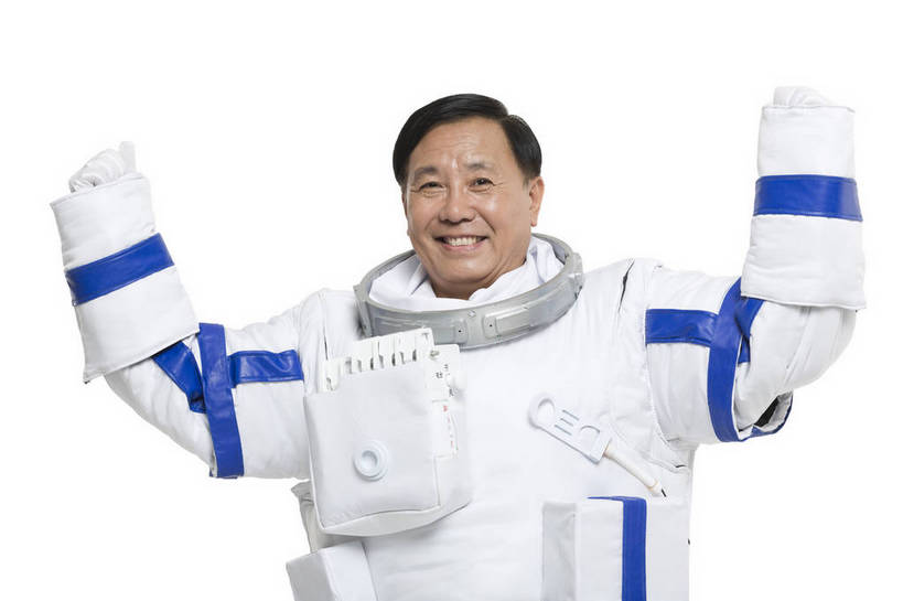 东方人,中年人,一个人,宇航员,飞行员,站,微笑,横图,彩色,室内,白天,留白,抠图,白色背景,正面,探险,信心,技术,航天,高科技,科技,北京,中国,仅一个男性,宇航服,科学,图片,挥手,探索,自信,摄影,科学技术,未来,太空服,成就,航天员,梦想,太空人,男人,男性,中年男性,亚洲人,中国人,张开双臂,半身,影棚拍摄,愉快,bj174