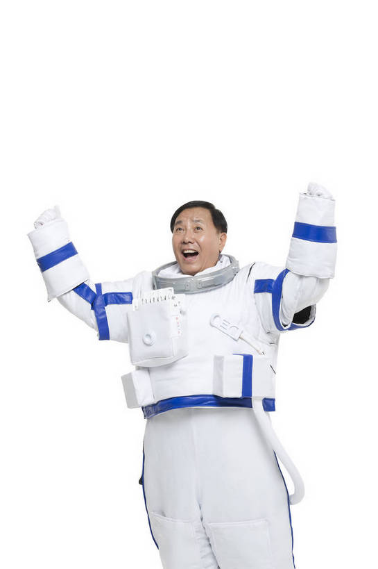 东方人,中年人,一个人,宇航员,飞行员,站,微笑,竖图,彩色,室内,白天,留白,抠图,白色背景,正面,探险,信心,技术,航天,高科技,科技,北京,中国,仅一个男性,宇航服,科学,图片,挥手,探索,自信,摄影,科学技术,未来,太空服,成就,航天员,梦想,太空人,男人,男性,中年男性,亚洲人,中国人,张开双臂,半身,影棚拍摄,愉快,bj174