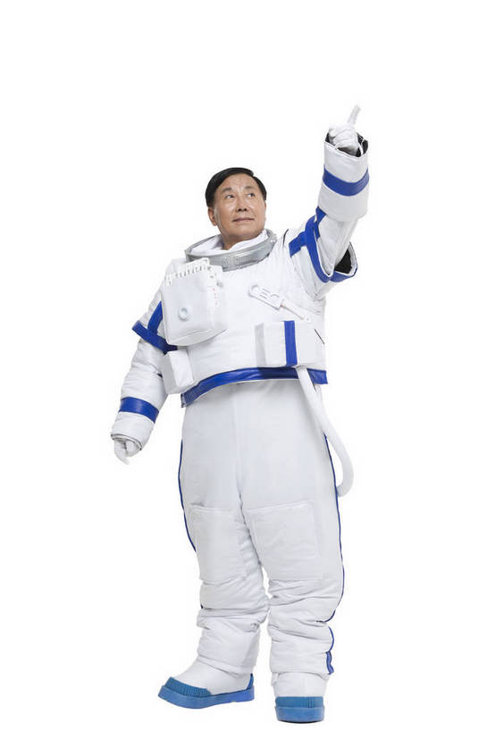 东方人,中年人,一个人,宇航员,飞行员,站,微笑,竖图,彩色,室内,白天,留白,抠图,白色背景,正面,探险,信心,技术,航天,高科技,科技,北京,中国,仅一个男性,宇航服,科学,图片,挥手,探索,自信,摄影,科学技术,未来,太空服,成就,航天员,梦想,太空人,男人,男性,中年男性,亚洲人,中国人,举手,全身,影棚拍摄,愉快,bj174