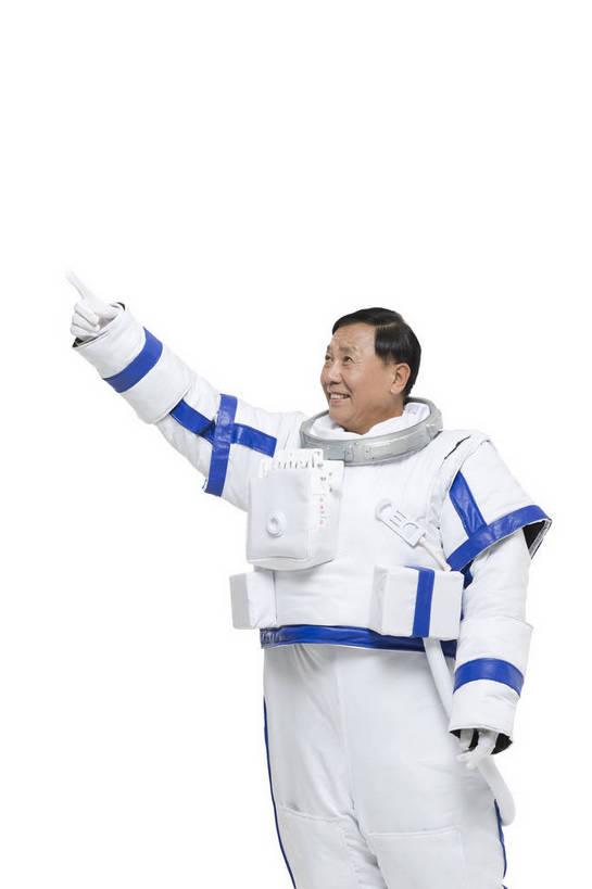 东方人,中年人,一个人,宇航员,飞行员,站,微笑,竖图,彩色,室内,白天,留白,抠图,白色背景,侧面,探险,信心,技术,航天,高科技,科技,北京,中国,仅一个男性,宇航服,科学,图片,挥手,探索,自信,摄影,科学技术,未来,太空服,成就,航天员,梦想,太空人,男人,男性,中年男性,亚洲人,中国人,举手,半身,影棚拍摄,愉快,bj174
